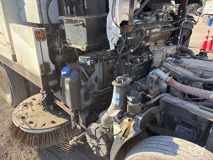 2016-isuzu-nrr-image-10