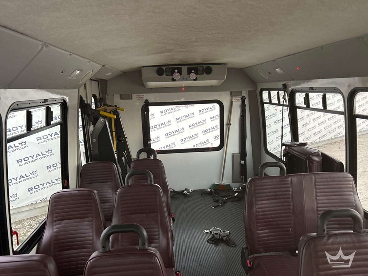 2015-ford-e350-image-22