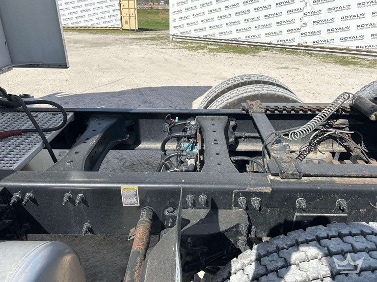 2019-peterbilt-579-image-25