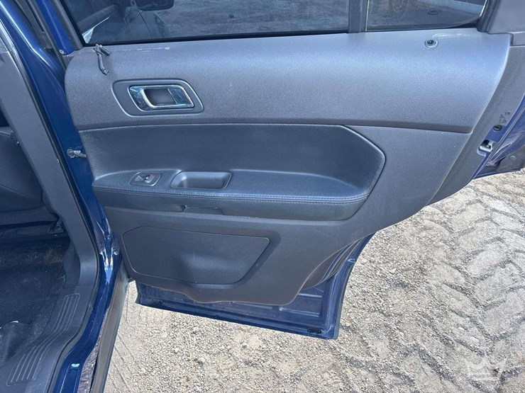 2015-ford-explorer-image-24