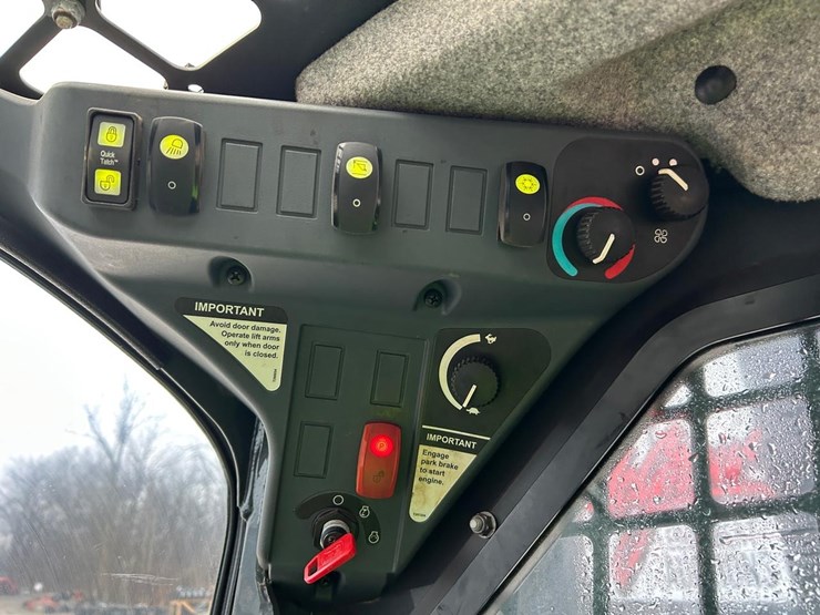 2021-deere-317g-image-22