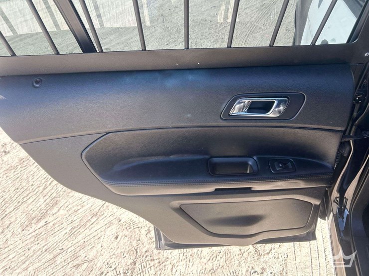 2016-ford-explorer-image-27