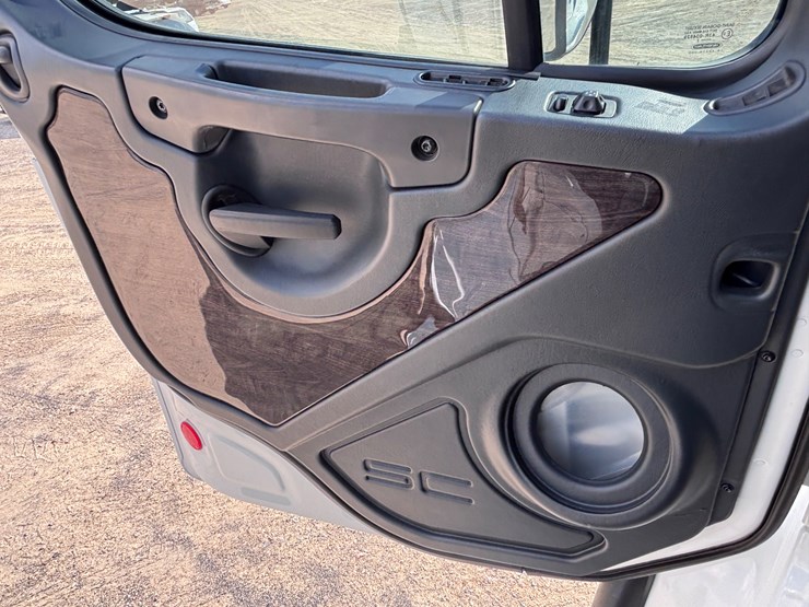 2014-freightliner-m2-106-image-22