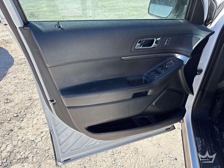 2016-ford-explorer-image-11