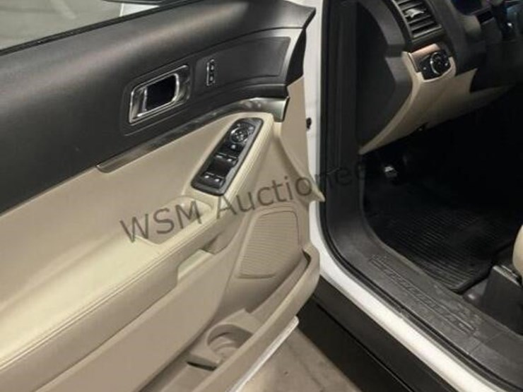 2015-ford-explorer-image-24