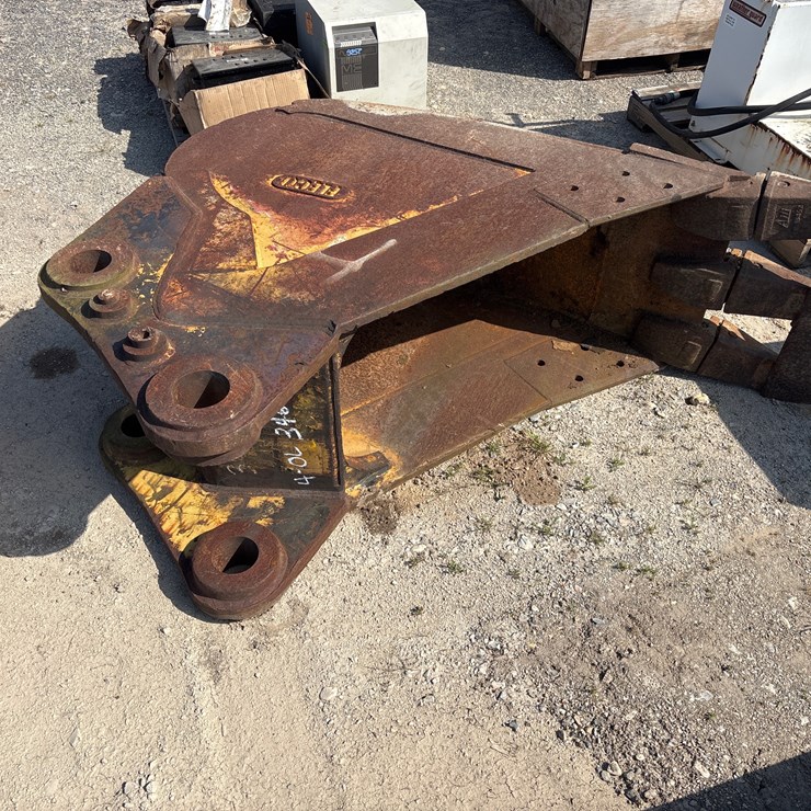 #8053 • 24IN DIGGING BUCKET FOR PC360