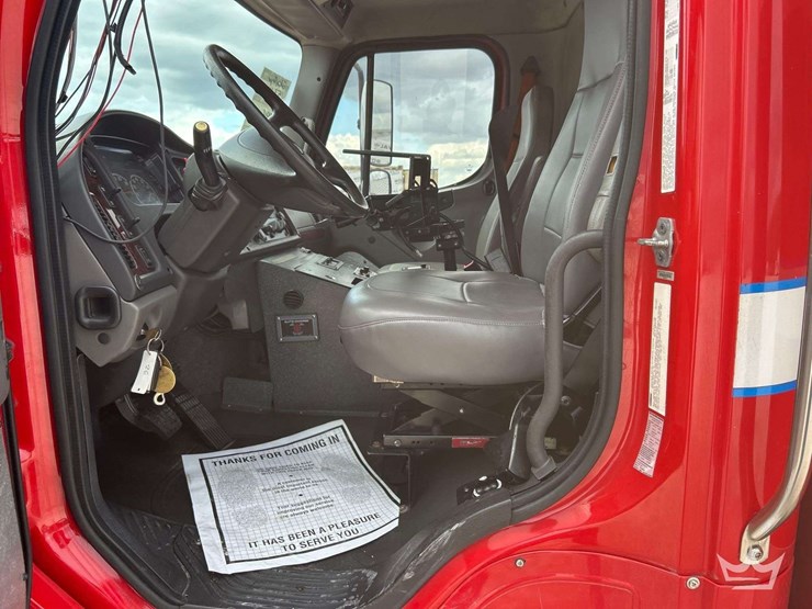 2016-freightliner-m2-106-image-11