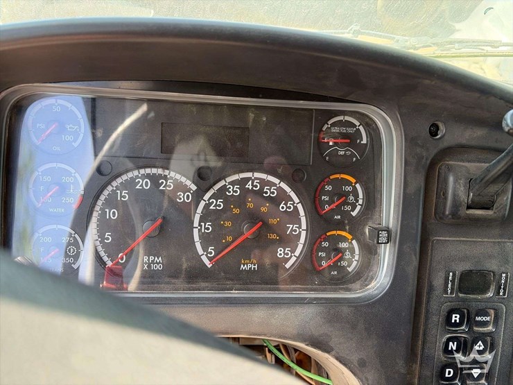 2016-freightliner-108sd-image-11