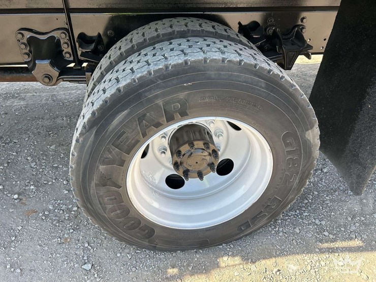 2017-freightliner-m2-106-image-28