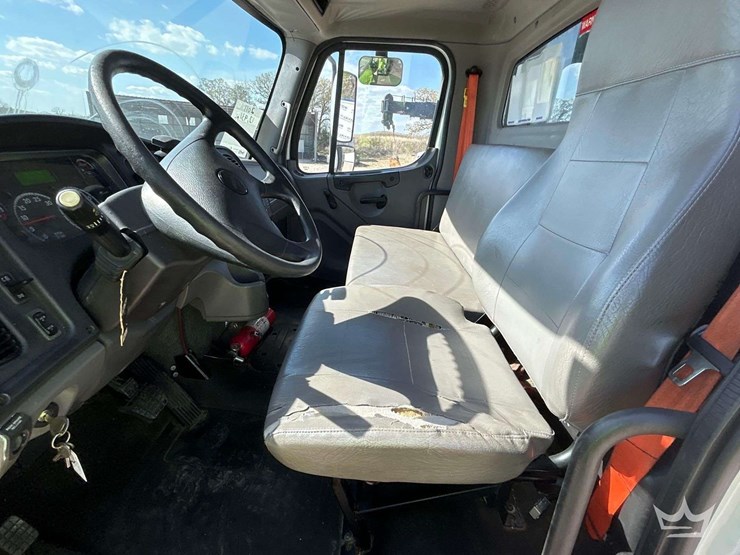 2017-freightliner-m2-106-image-12