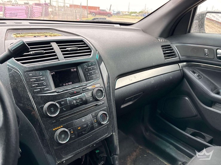 2016-ford-explorer-image-15