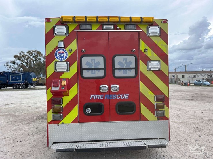 2016-freightliner-m2-106-image-37