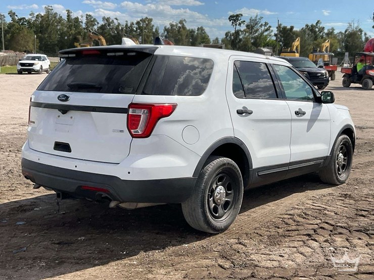 2016-ford-explorer-image-3