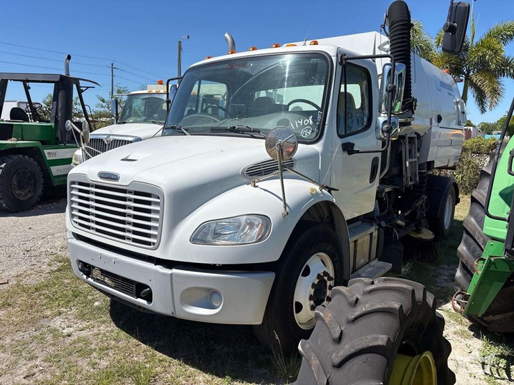 2020-freightliner-m2-106-image-1