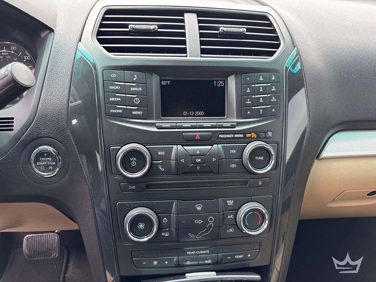 2016-ford-explorer-image-16