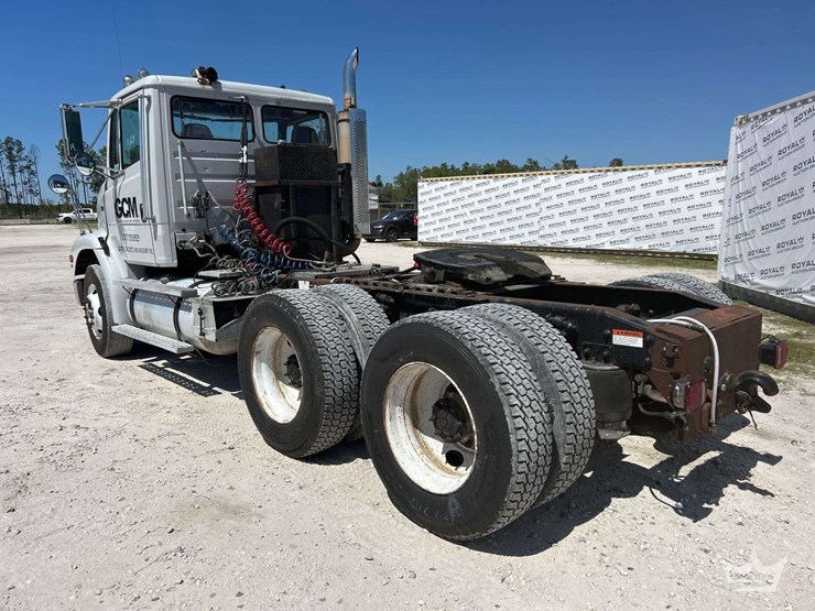 2001-freightliner-fl112-image-4