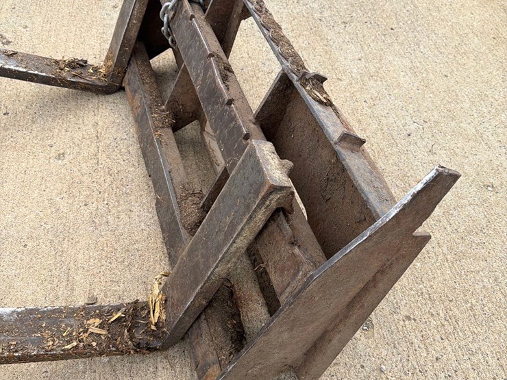 skidloader-quick-tach-pallet-forks-image-11