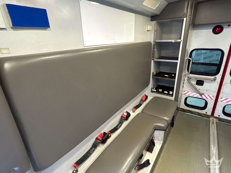 2016-freightliner-m2-106-image-30