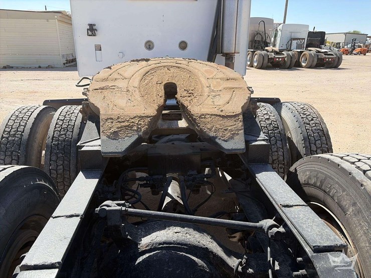 2007-international-9400i-t/a-sleeper-cab-truck-tractor-image-27