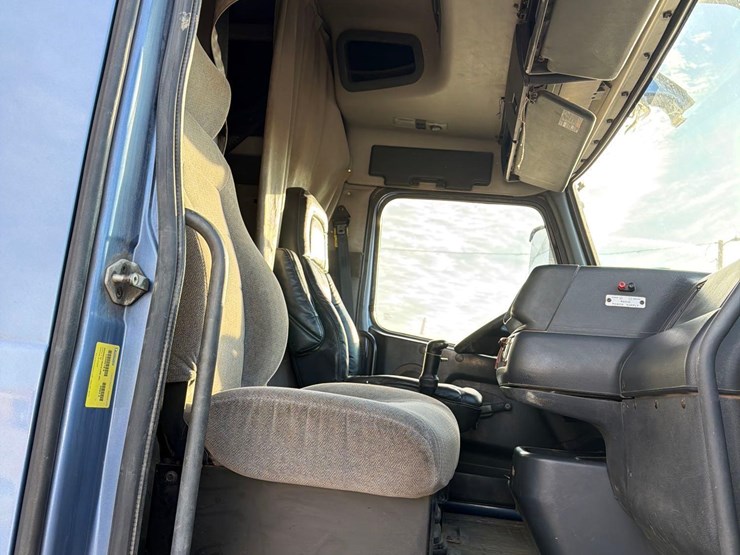 2001-volvo-vn-image-50