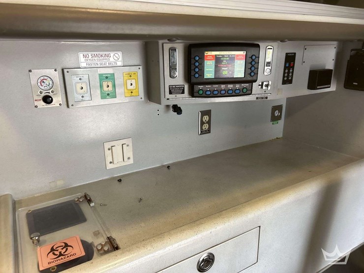 2016-freightliner-m2-106-image-34