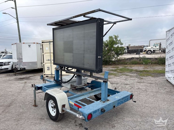 2015-solartech-silent-messenger-towable-solar-message-board-image-6