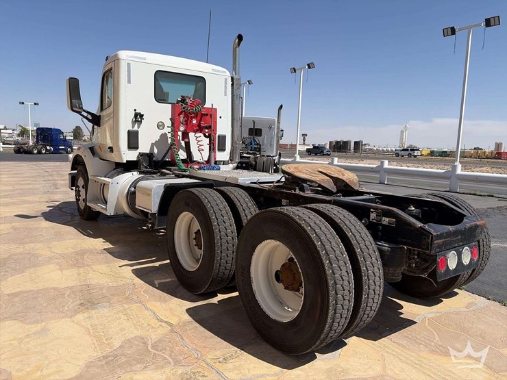 2015-peterbilt-567-image-3