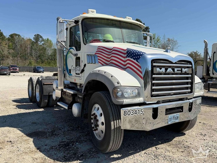 2015-mack-gu713-t/a-day-cab-truck-tractor-image-2