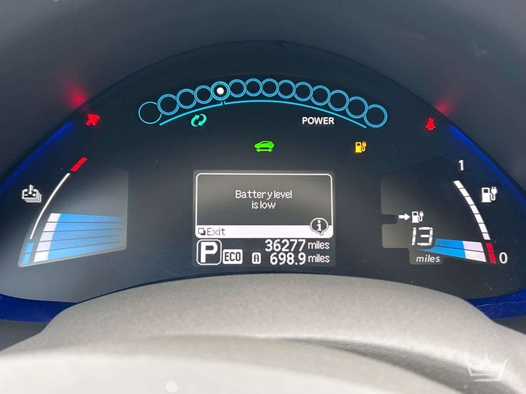 2015-nissan-leaf-hatchback-image-15