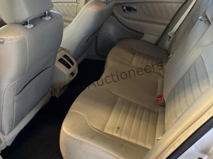 2013-ford-taurus-sdn-image-22