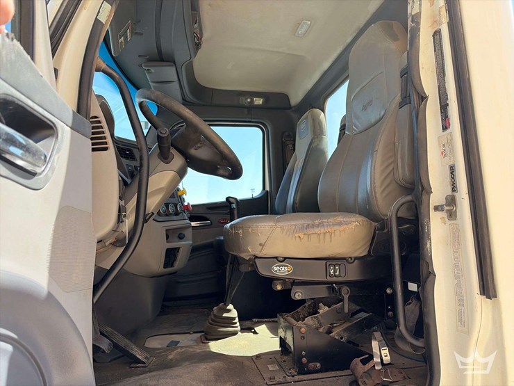 2015-peterbilt-567-image-6