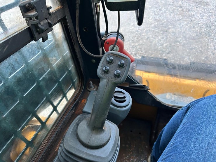 2021-deere-317g-image-23