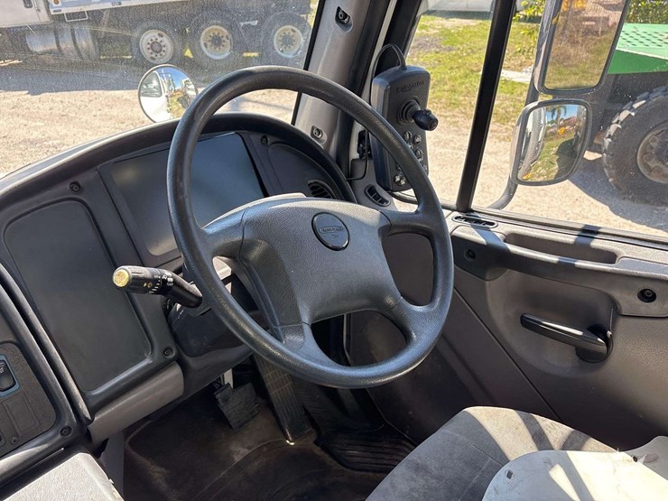 2020-freightliner-m2-106-image-20