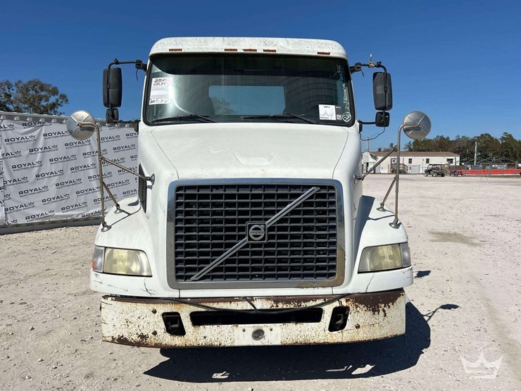 2006-volvo-vnm-s/a-day-cab-truck-tractor-image-28