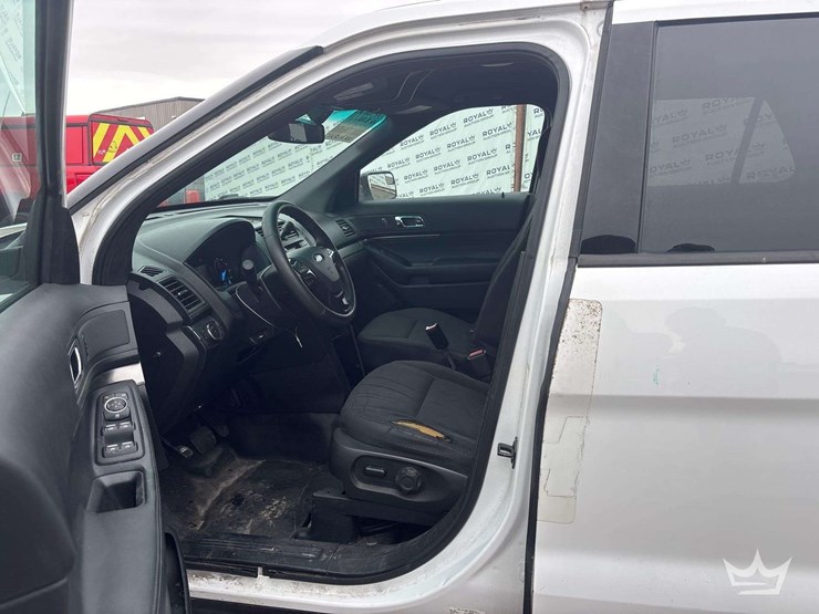 2017-ford-explorer-image-13