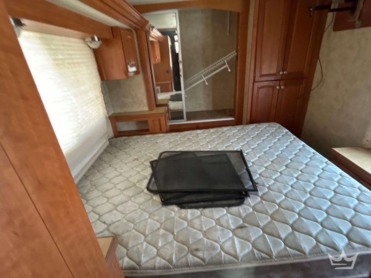 2006-freightliner-tuscany-4077-40ft-class-a-motorhome-image-34