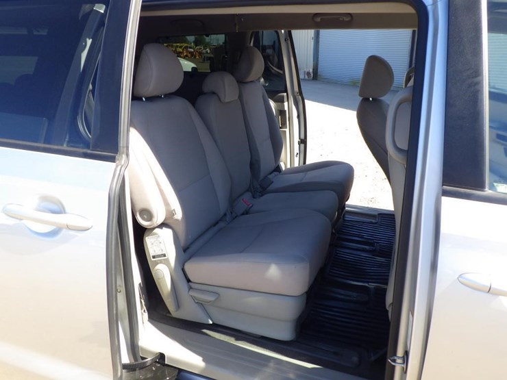 2016-kia-sedona-image-8