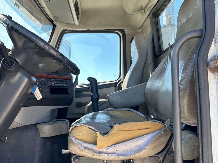 2006-volvo-vnm-s/a-day-cab-truck-tractor-image-8