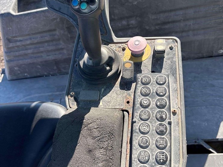 2014-caterpillar-cb54b-image-16