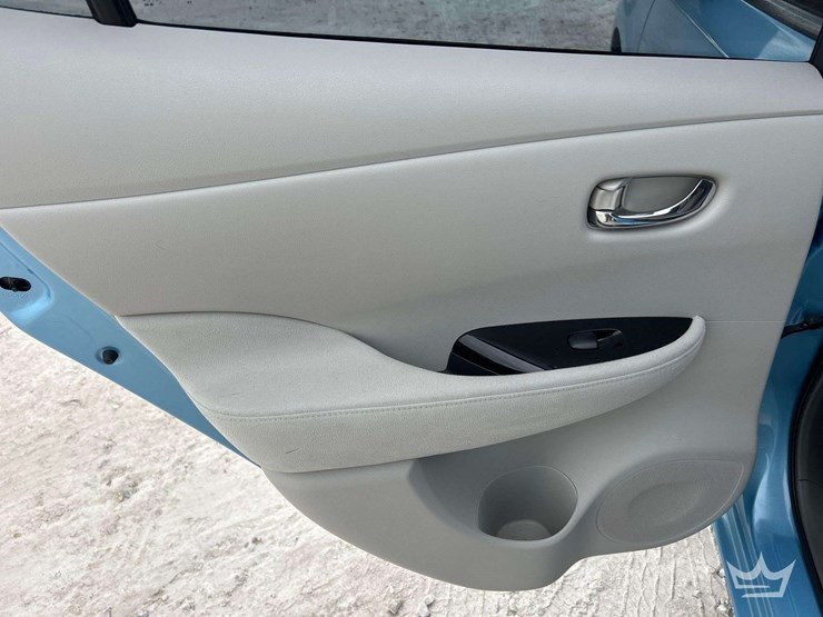 2015-nissan-leaf-hatchback-image-21