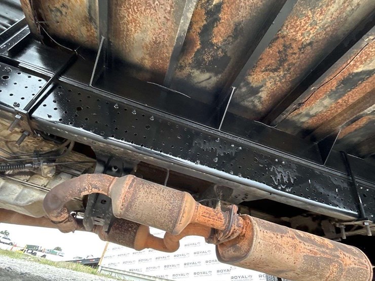 2017-isuzu-npr-image-22