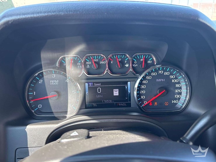 2018-chevrolet-suburban-image-17