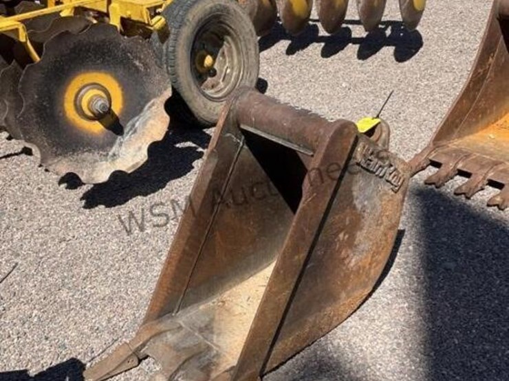 16in-wain-roy-backhoe-bucket-image-2