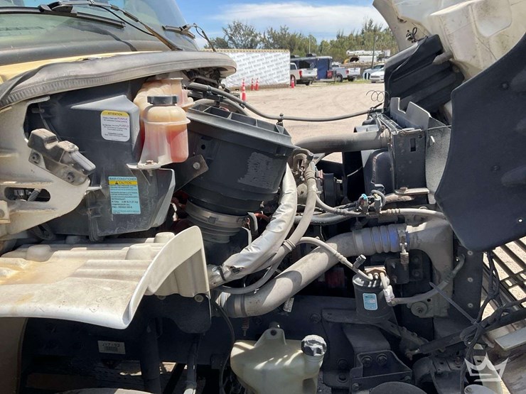 2018-freightliner-m2-106-image-11