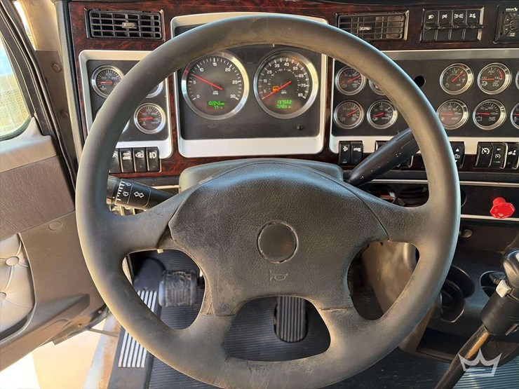 2011-kenworth-t800-image-13