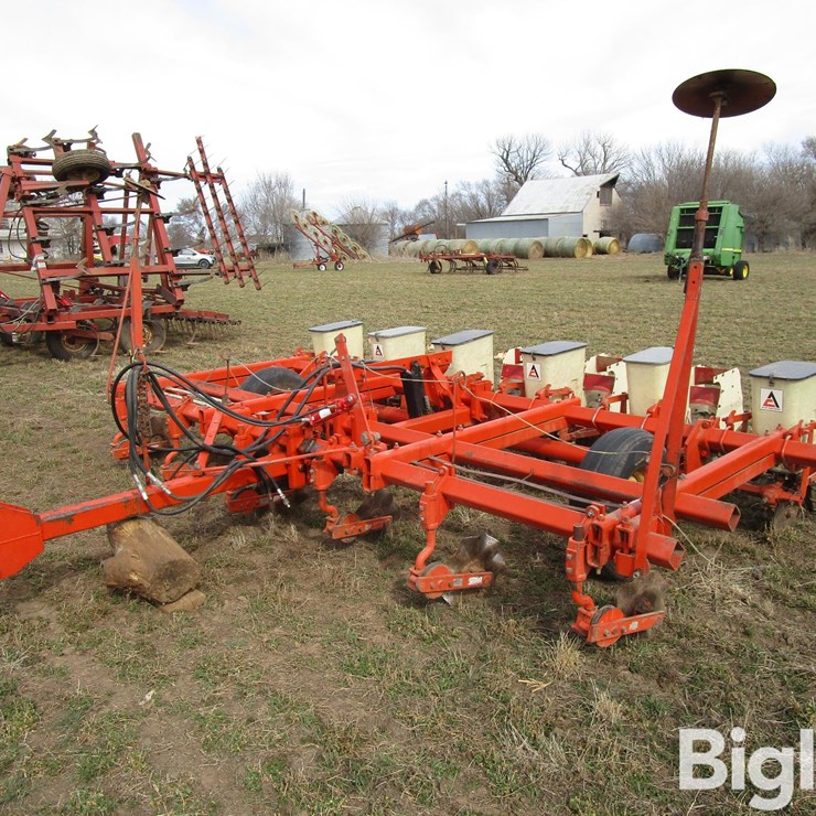 Allis-Chalmers 6R30 Pull-Type Planter