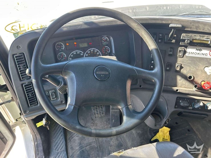 2014-freightliner-114sd-image-13