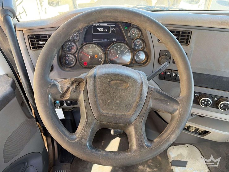 2015-peterbilt-567-image-11