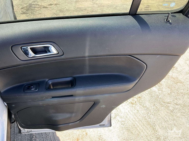 2016-ford-explorer-image-25