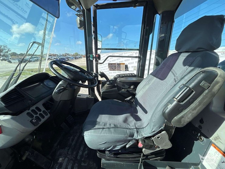 2016-komatsu-wa320-8-image-15